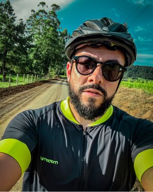Cleiton Avi pedalando