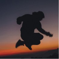 Cleiton Avi pulando com o pôr do sol ao fundo