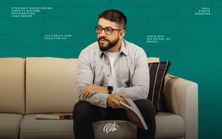 capa do artigo com foto do Cleiton Avi segurando um livro sobre design